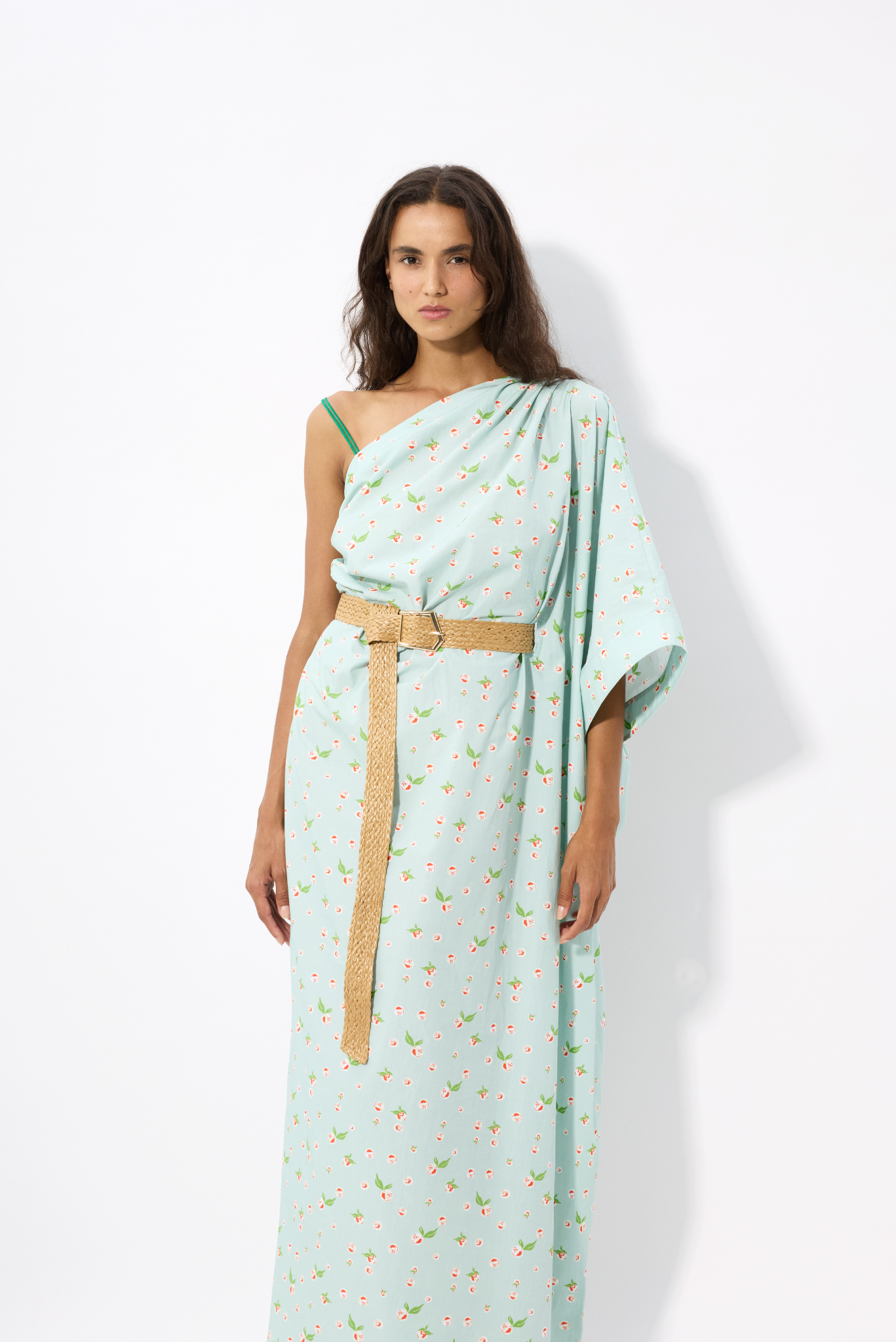 ONE SLEEVE DRESS WITH CONTRAST STRAPS AND RATTAN BELT