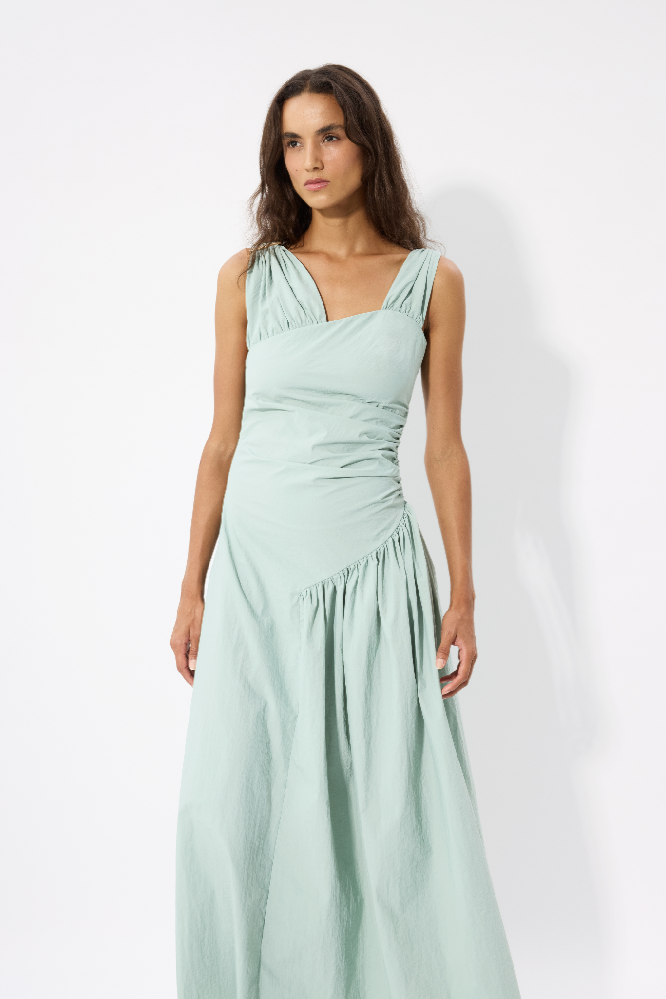 DRESS WITH A GOLD ACCESSORY AND GATHERING DETAILS