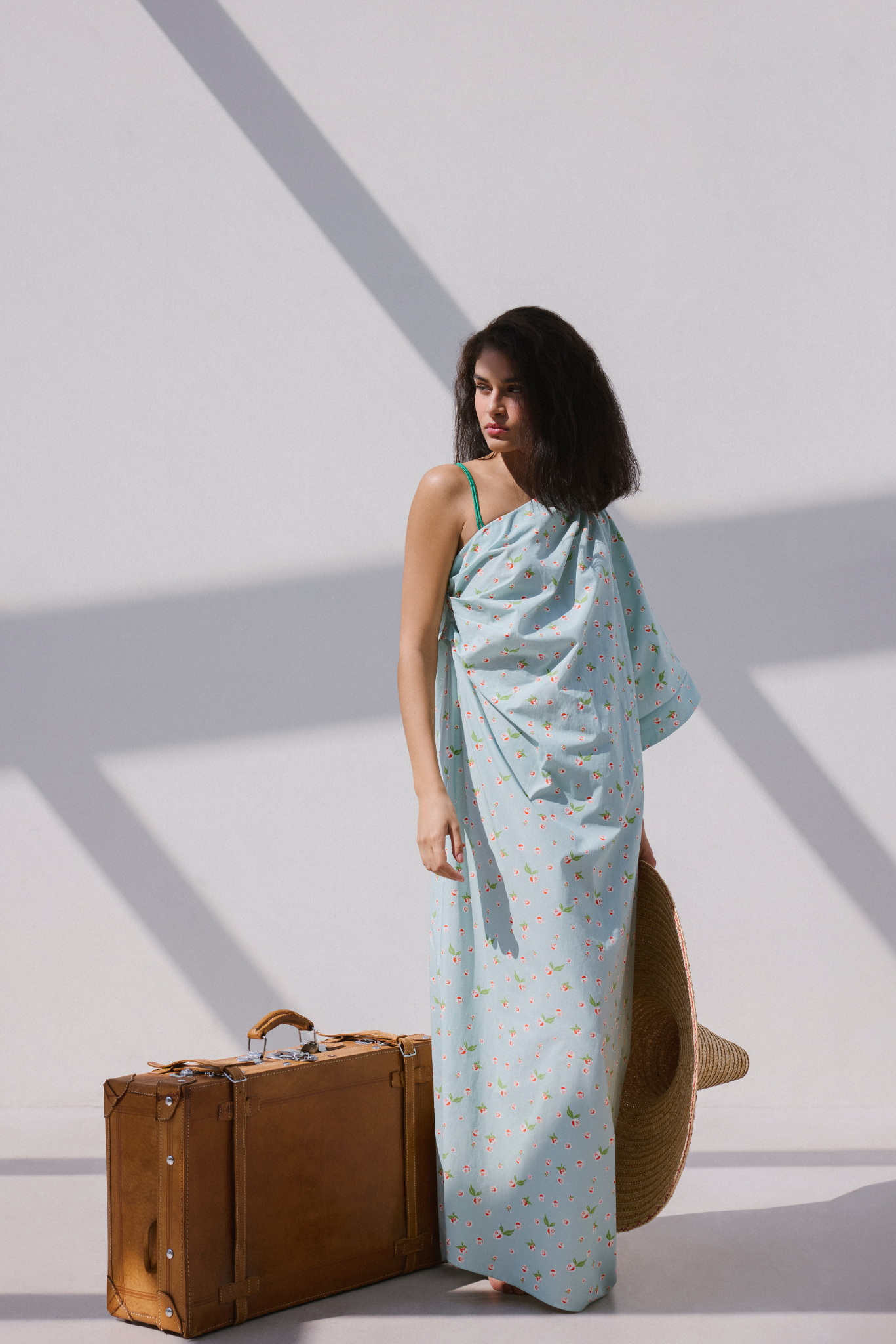 ONE SLEEVE DRESS WITH CONTRAST STRAPS AND RATTAN BELT