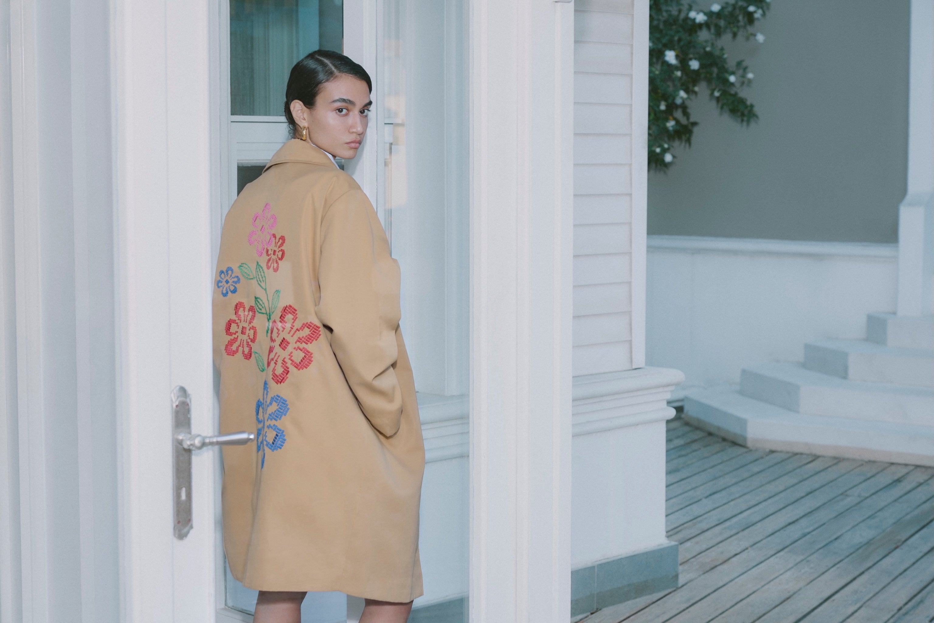 TRENCH COAT WITH FLOWER EMBROIDERY