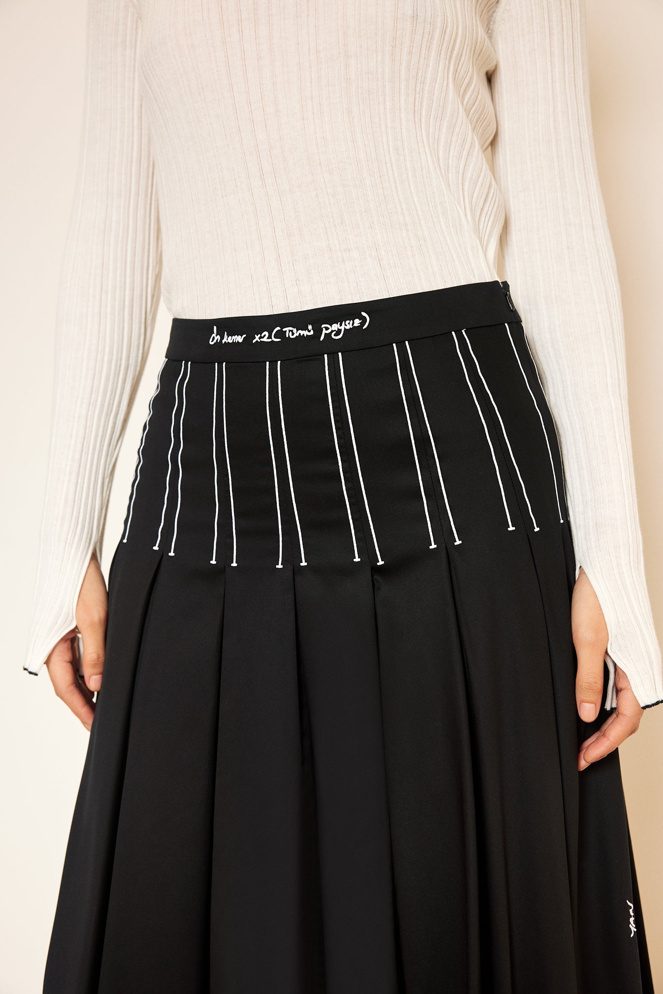 RIBBED KNIT WITH SLIT SLEEVES