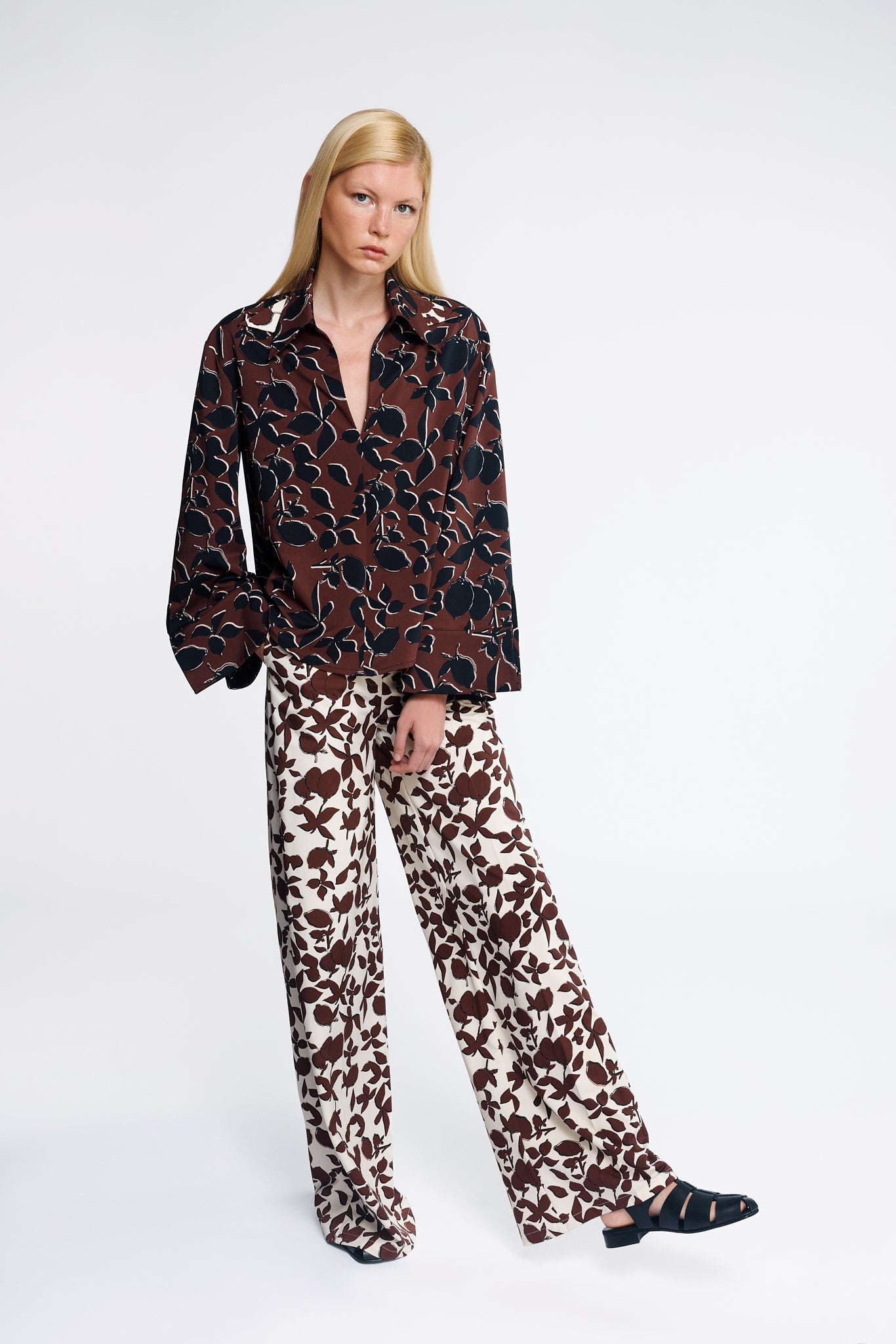 WIDE LEG PRINTED PARACHUTE PANTS